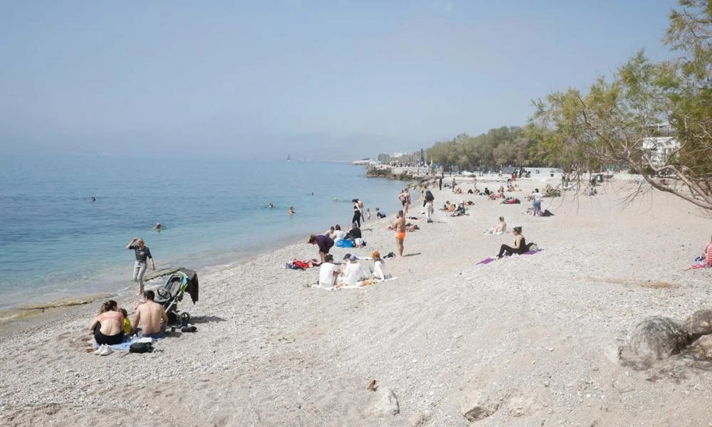 Οι Αθηναίοι κατέκλυσαν τις παραλίες τις Αττικής λόγω της ζέστης (βίντεο)